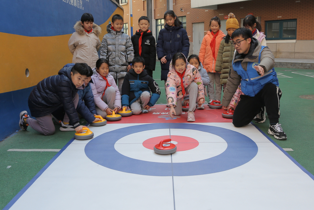 圖三青島基隆小學(xué)開展陸地冰壺運(yùn)動(dòng).JPG