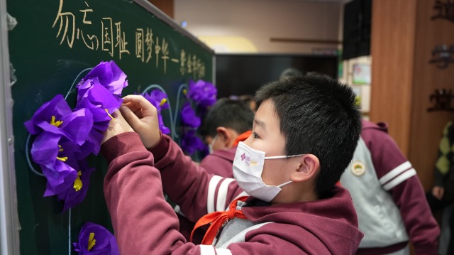 南京市考棚小學學生折起“和平之花”——紫金草（韓靜文攝）.JPG