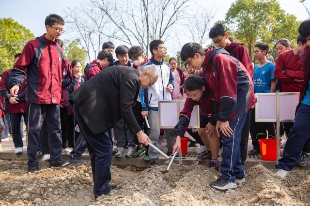 鄞州中學學生在農(nóng)業(yè)顧問的指導下種土豆 學校供圖.jpg