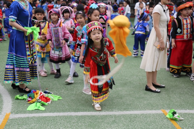 南寧市星湖小學(xué)一、二年級(jí)的學(xué)生開(kāi)展了壯族競(jìng)技項(xiàng)目“背簍繡球”.JPG