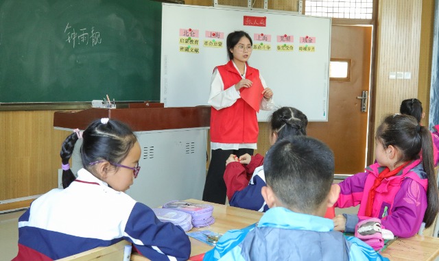 寧波衛(wèi)生職業(yè)技術(shù)學院“張人亞精神尋訪團”宣講團成員走進惠風書院宣講 學校供圖.jpg