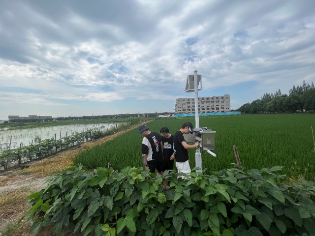 寧波財經(jīng)學院大學生深入田間地頭檢修設(shè)備 學校供圖.jpg