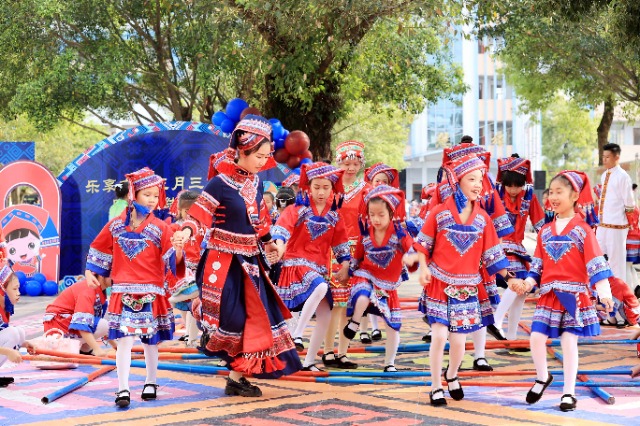 圖4：4月9日，在廣西柳州市融安縣實驗小學(xué)校園，一名老師帶著學(xué)生跳竹竿舞。（譚凱興 攝）.JPG