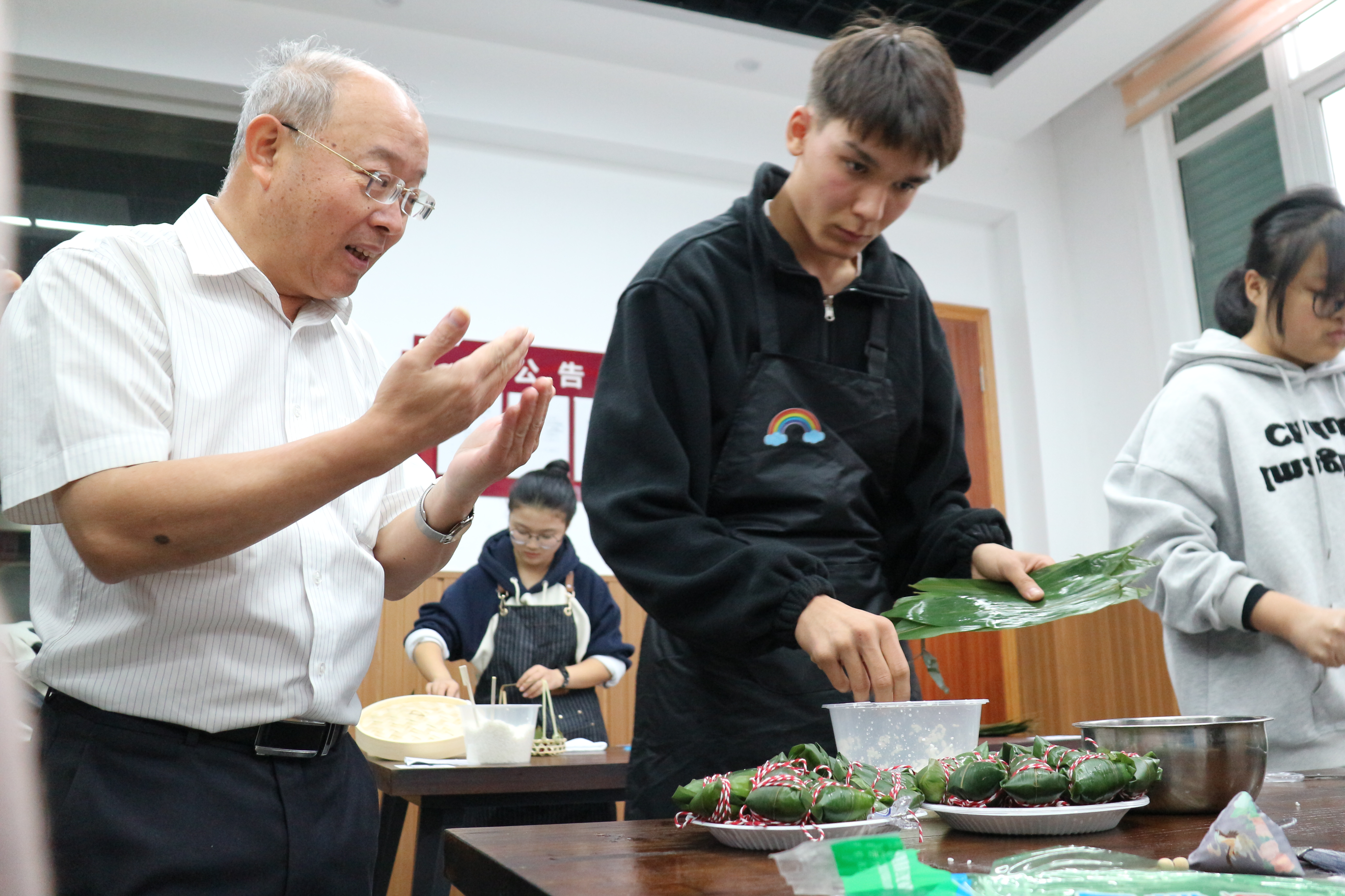 寧波行知職高新疆班學(xué)生制作的粽子得到“時代楷?！卞X海軍的肯定 慈溪市教育局供圖.JPG